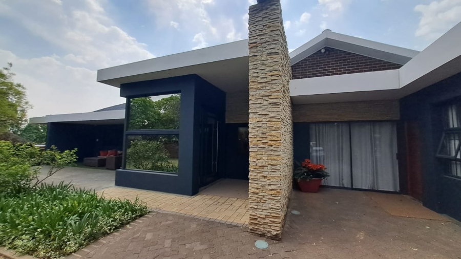 5 Bedroom Property for Sale in Langenhovenpark Free State